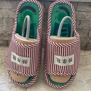 Chinese pressure point slippers